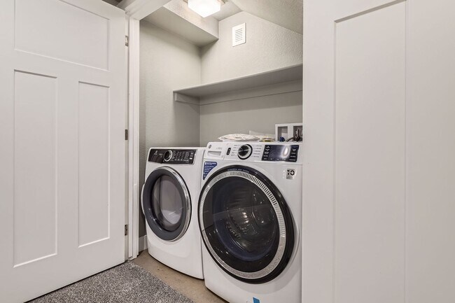 Building Photo - 4 Bed, 2 Bath Duplex in East Colfax – Brig...