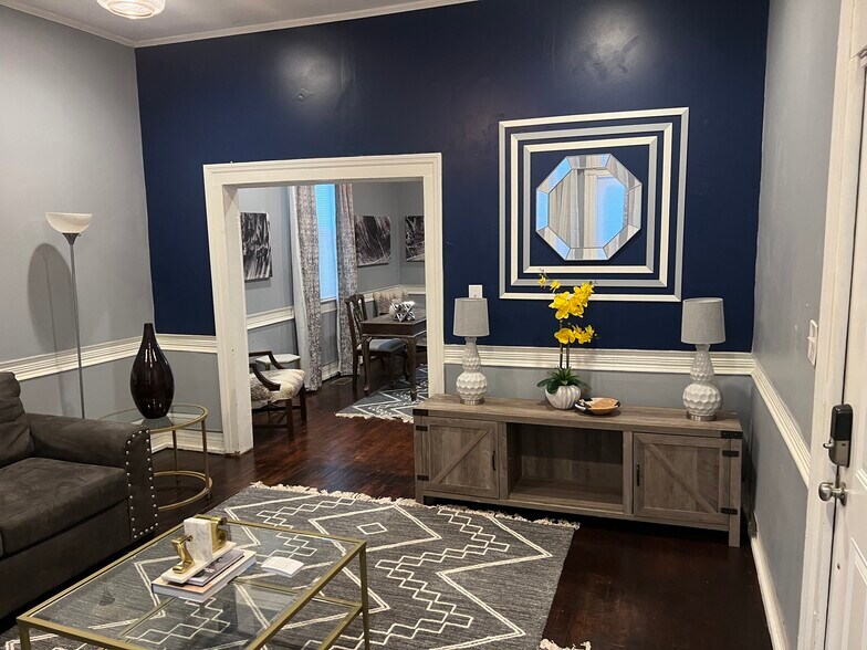 Building Photo - 514 W 38th St