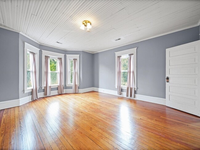 Building Photo - 4 Bedroom/2 Bath Home for Rent