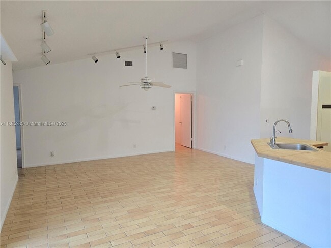 Building Photo - 9431 Sun Pointe Dr