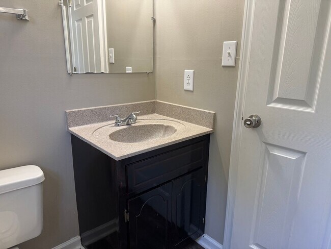 Building Photo - $1425/18 month lease or $1450/12 month lease.