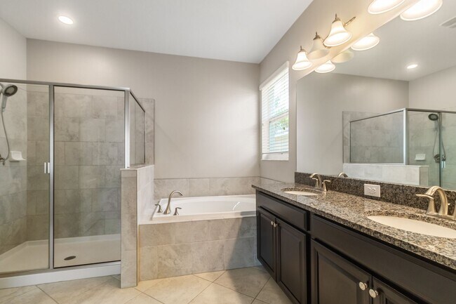 Building Photo - Spacious 4 bed, 3 Bath Terra Bella Home fo...