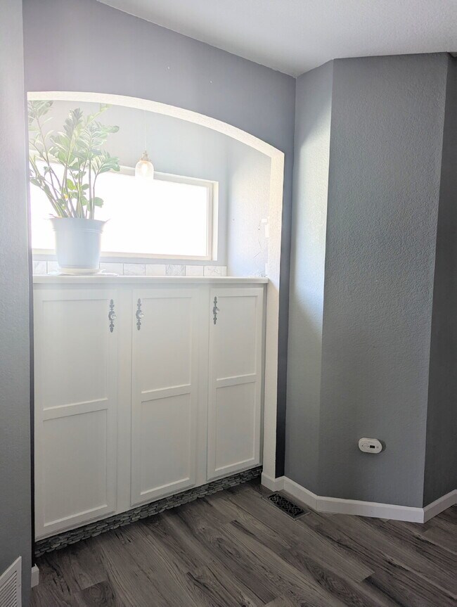 Building Photo - Gorgeous Denver Home - Real Granite Counte...
