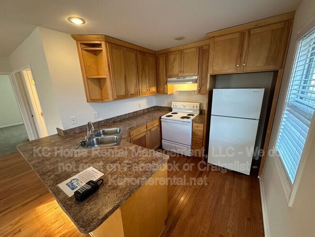 Building Photo - 1903 W 43rd Pl