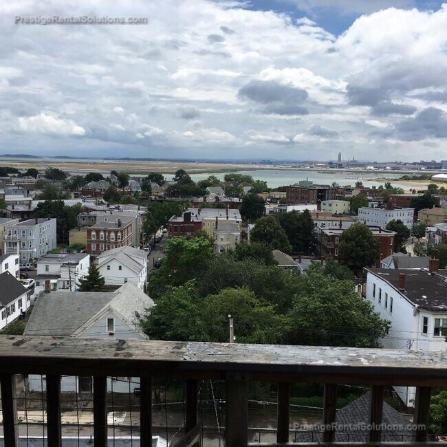 Building Photo - 120 Gladstone St