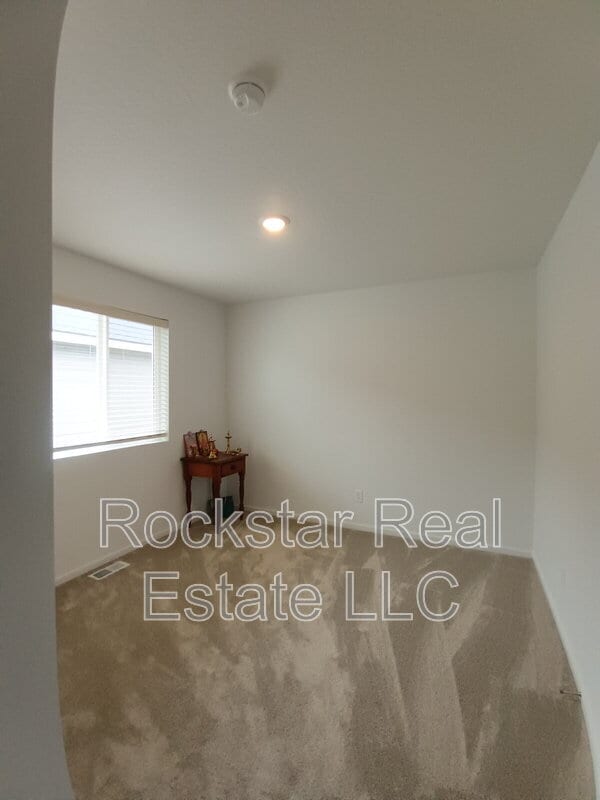 Building Photo - 109 W Goldenrod Ave