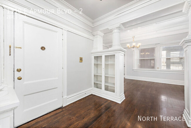 Building Photo - Big, Dreamy, VINTAGE 2BR Apartment - Near ...