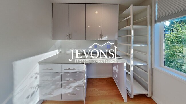 Building Photo - 5BR/4.5BA House in Seattle -- Available Now!