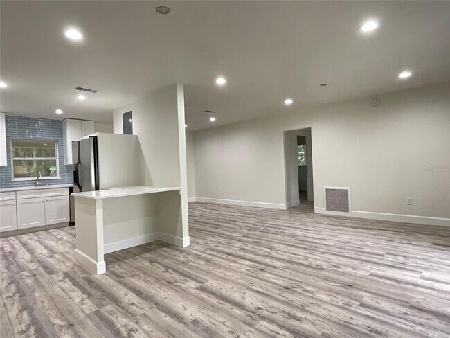 Building Photo - 1012 Lake Weldona Dr