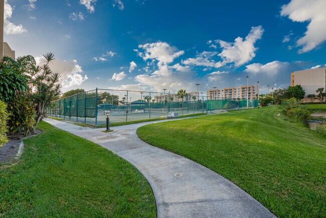 Building Photo - 2828 Tennis Club Dr