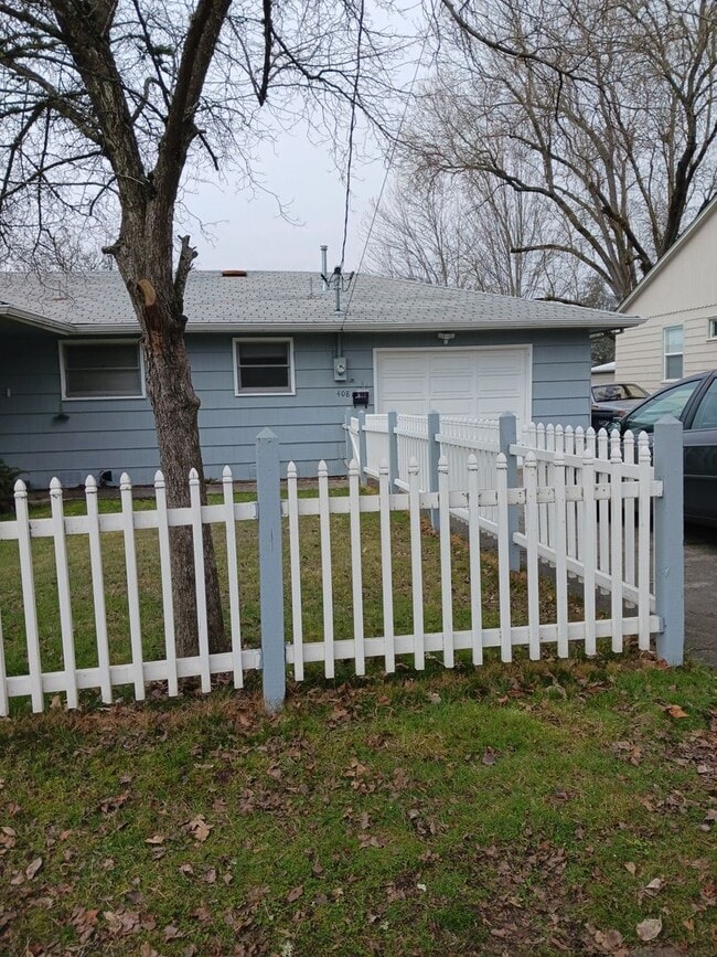 Building Photo - Nice home with big backyard