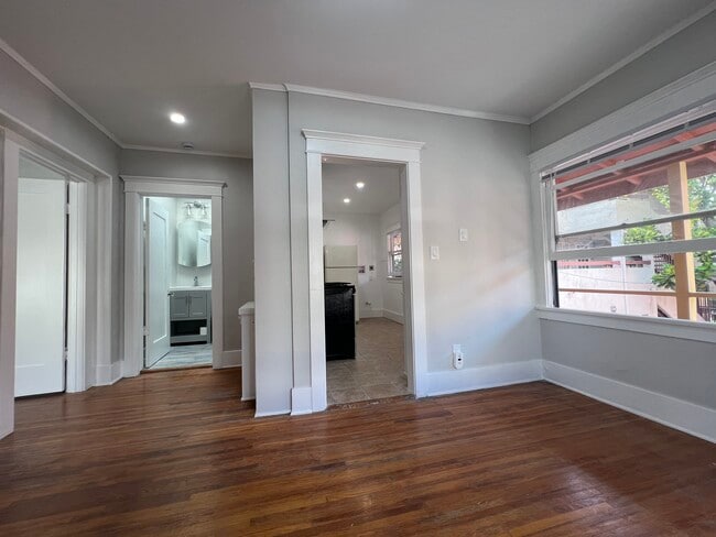 Building Photo - 1424 E Florida St