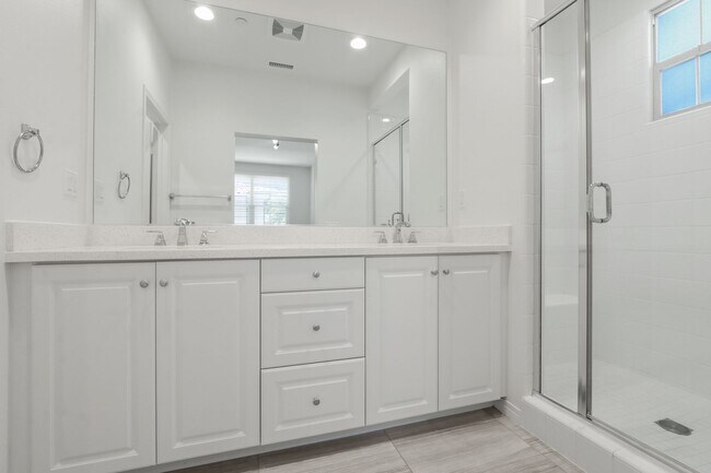 Building Photo - Desirable Eastwood Village Home