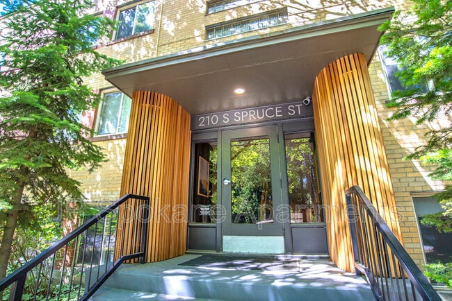 Building Photo - 211 S Poplar St