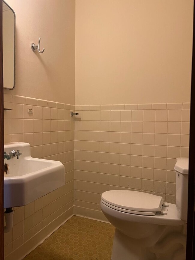 Building Photo - 1914 S Van Buren St