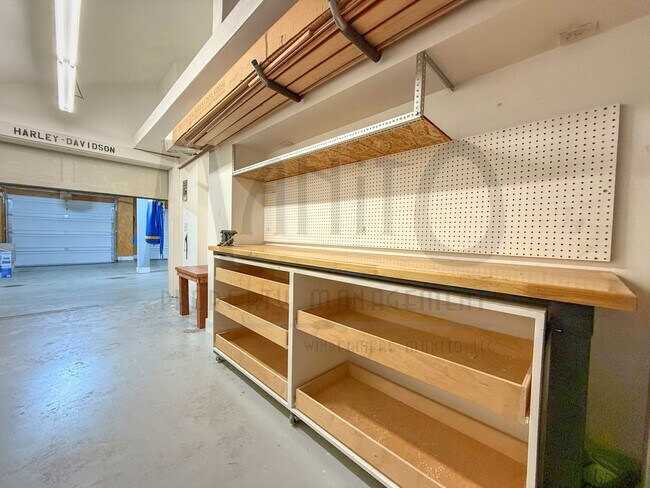 Building Photo - Spacious Eagle Ridge Home