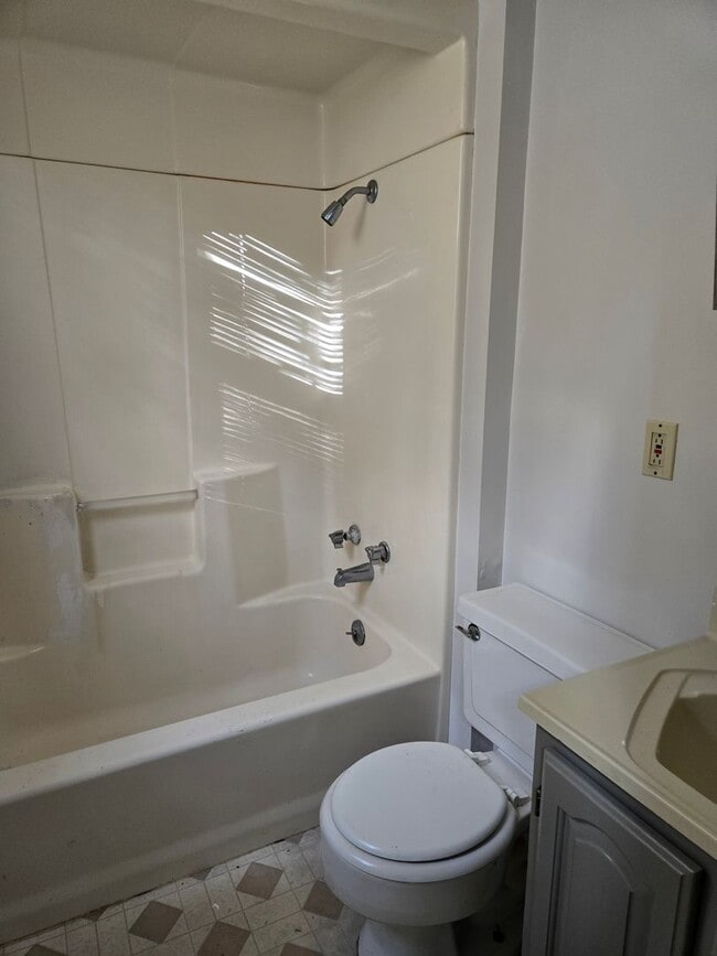 Building Photo - 118.5 W Walnut St