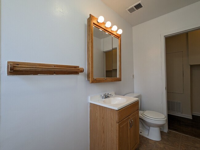 Building Photo - 3147 W Medill Ave