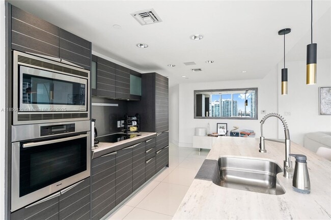 Building Photo - 200 Biscayne Blvd Way