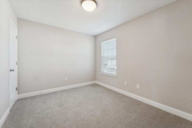 Building Photo - MOVE-IN READY! (Pet Friendly)