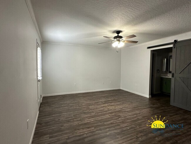 Building Photo - Pet Friendly Charming 3-Bedroom Home in Navarre!