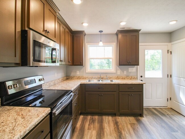 Building Photo - FREE RENT! Great Location close to Athens! MOVE IN Ready!