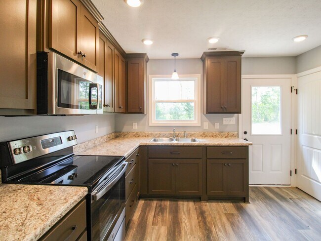 Building Photo - Great Location close to Athens! MOVE IN Ready!