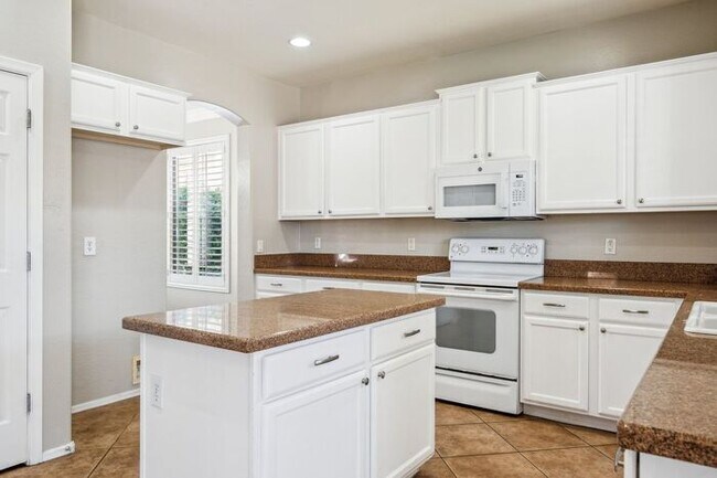 Building Photo - Beautiful 5 Bedroom 3 Bath home