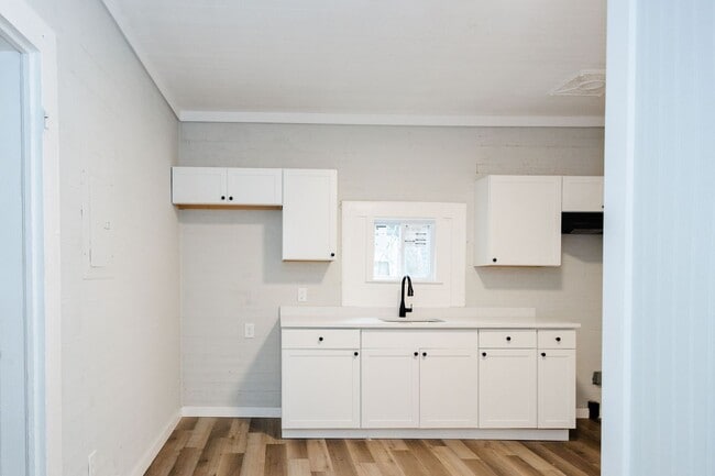 Building Photo - Move-in special: 50% off 1st month's rent – Newly Renovated 2 Bedroom Home!