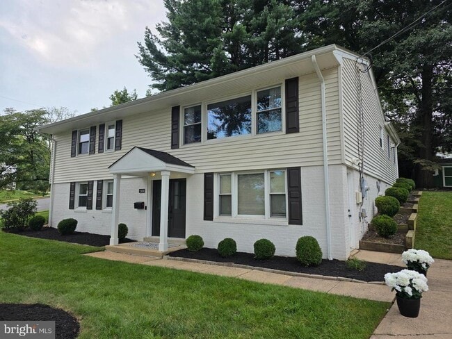 Building Photo - 1109 Hillcrest Dr SW