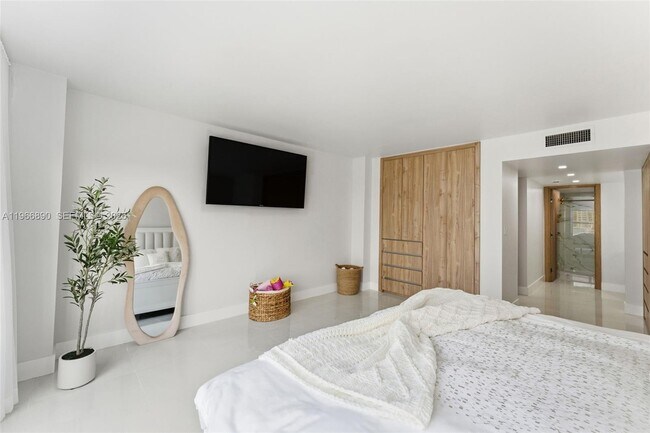 Building Photo - 3500 Galt Ocean Dr