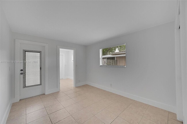 Building Photo - 810 SW 12th Ct