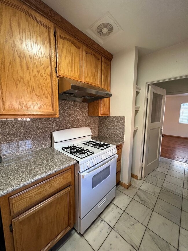 Building Photo - 2016 17 Street - Stylish 2BD/2BA Duplex | ...