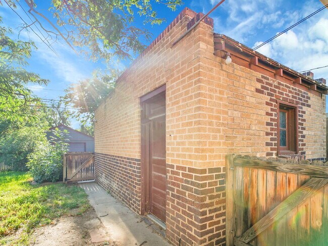 Building Photo - $2,295.00, 1 Bed, 1 Bath Home in Denver