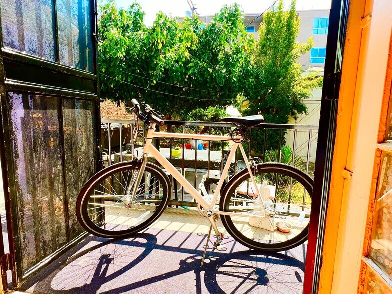 Building Photo - 1448 N Fuller Ave