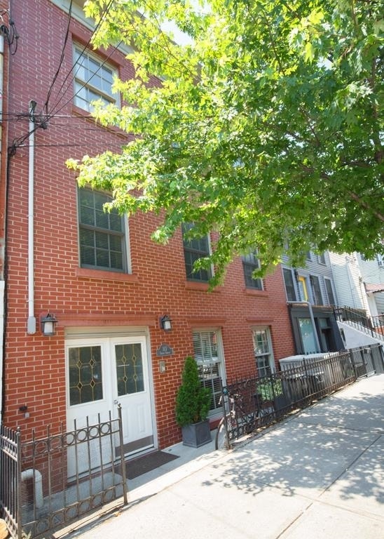 Building Photo - 113 Coles St
