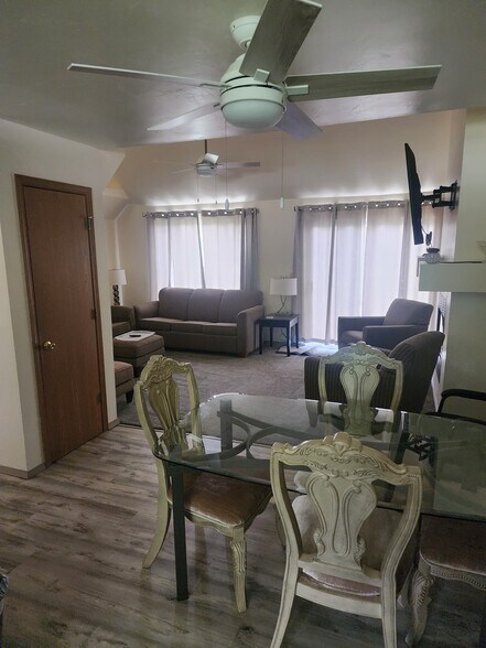 Open floor plan - 1810 Briarwood Ct