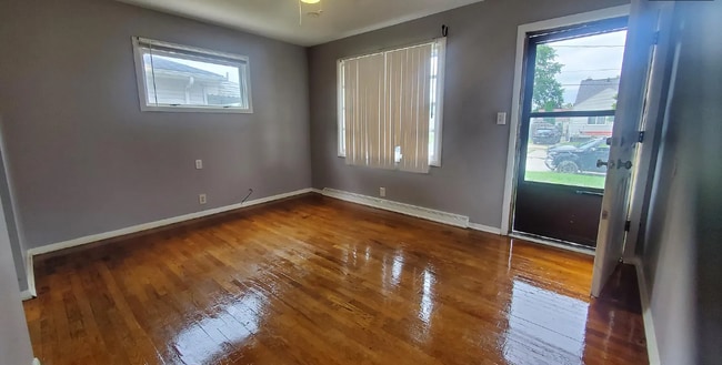 Building Photo - Charming 2-Bed Flint Home with In-Unit Laundry & Pet-Friendly Perks for $1300/mo!