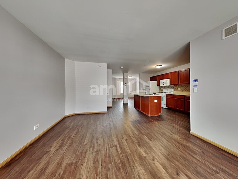 Building Photo - 2046 Middlebury Dr