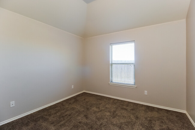 Building Photo - Beautiful 4 bed 2 bath 3 car garage home!!
