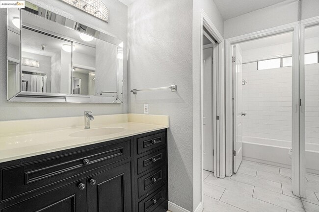 Building Photo - 1122 S Villa Way