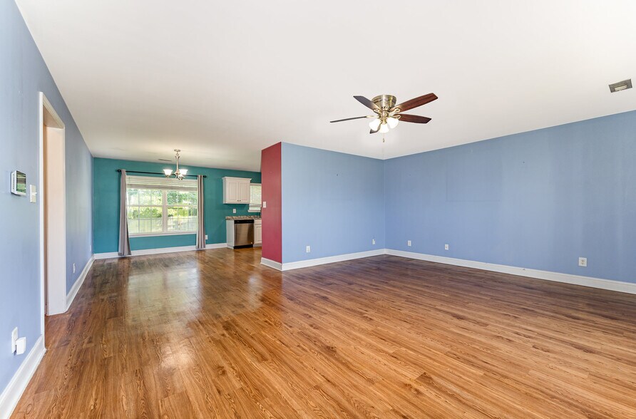 Building Photo - 3200 Silver Fox Cir