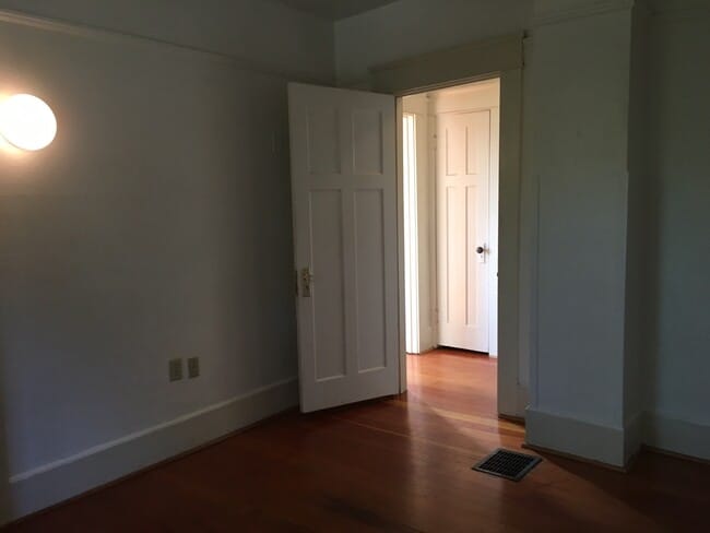 Building Photo - 6 Bedroom House near Downtown and Universi...