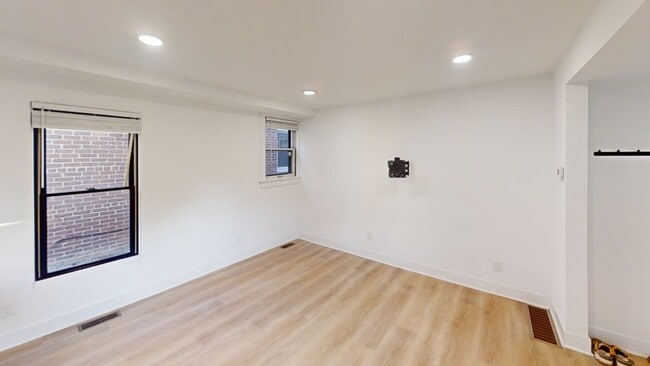 Building Photo - 331 E Ann St