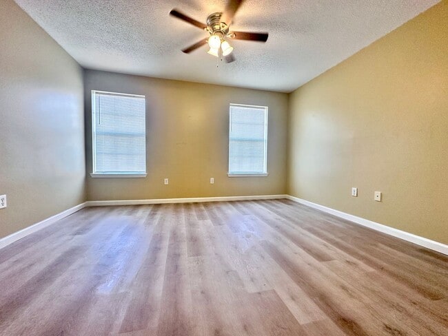 Building Photo - Newly Renovated Third Floor 1B/1B Unfurnis...