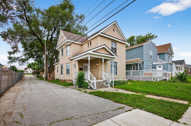 Building Photo - 313 W 3rd St