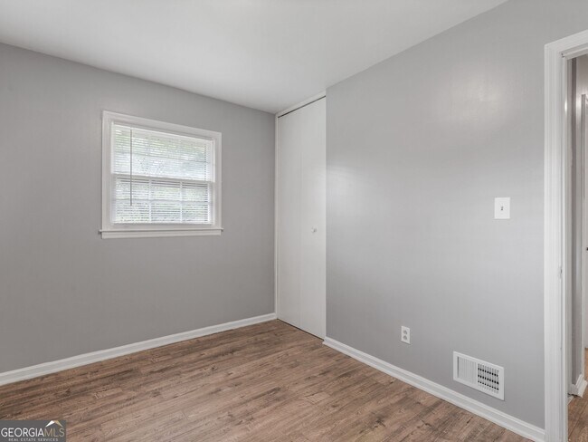 Building Photo - 836 Oakdale Dr