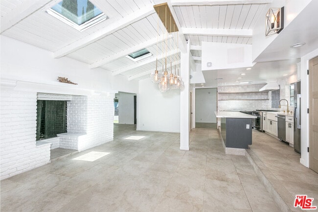 Building Photo - 16733 Oak View Dr