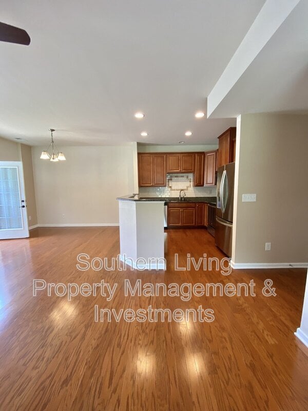 Building Photo - 2601 Silverthorn Dr