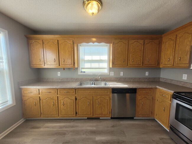 Building Photo - $1550 - 3 Beds 2 Bath Charming Ranch Home